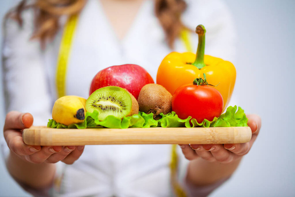 Médico Nutricionista sosteniendo frutas y verduras frescas para una dieta saludable
 - Foto, imagen