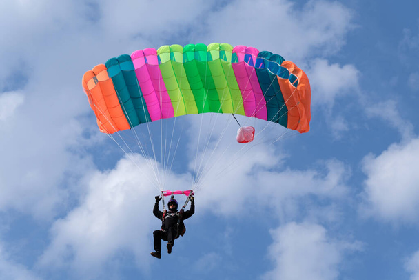 Прыжки с парашютом Цветной парашют в небе
. - Фото, изображение