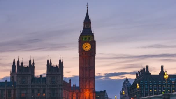 Timelapse se zoomem Elizabeth Tower Big Ben na Westminsterském paláci při západu slunce - Záběry, video