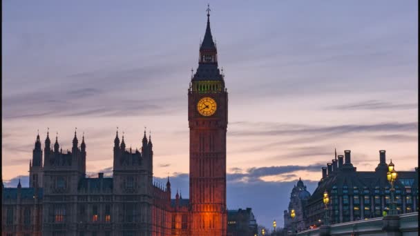 Elizabeth Tower Big Benin kellonaika Westminsterin palatsissa auringonlaskun aikaan
 - Materiaali, video