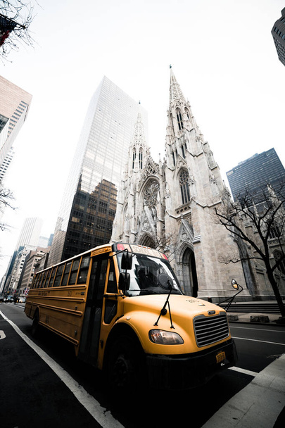 Λεωφορείο Νέας Υόρκης και καθεδρικός ναός του Αγίου Πατρικίου (Μανχάταν) - Φωτογραφία, εικόνα
