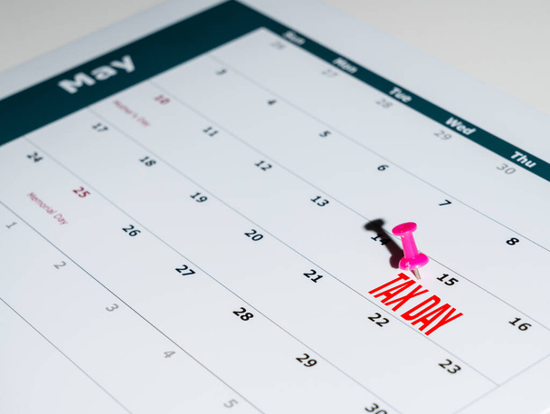 Tax Day reminder for May 15 due to Coronavirus delay on May calendar page - 写真・画像