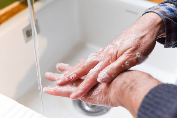 Umyjte si ruce mýdlem, aby se zabránilo šíření bakterií Mužské ruce mytí v dřezu - Fotografie, Obrázek
