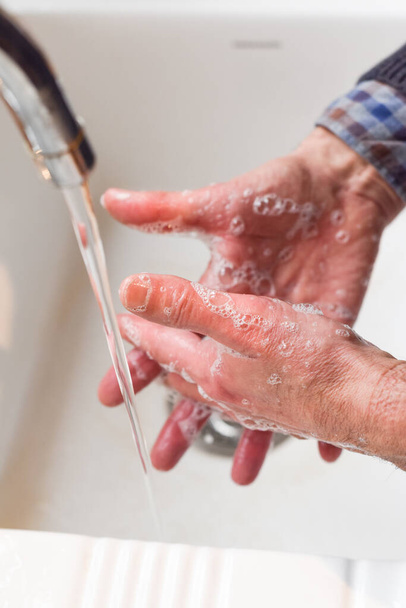 Hände mit Seife waschen, um die Ausbreitung von Keimen zu verhindern - Foto, Bild