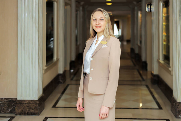 receptionist greets visitors with a smile in the hallway - Zdjęcie, obraz