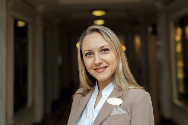 receptionist greets visitors with a smile in the hallway - Fotografie, Obrázek