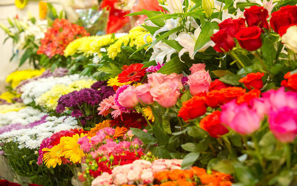 Bouquet di fiori. un mazzo di fiori ben disposti, in particolare uno presentato come un regalo o portato in una cerimonia. naso, sapore - Foto, immagini
