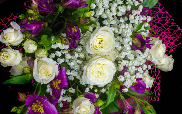 Букет цветов. Привлекательный букет цветов, особенно представленный в качестве подарка или ношенный на церемонии. нос, аромат - Фото, изображение
