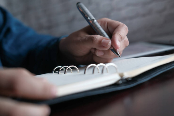 zbliżenie kobiety ręka pisanie na notatniku  - Zdjęcie, obraz