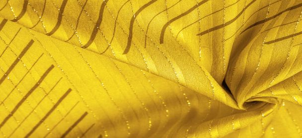 Texture de fond design, tissu jaune ambré avec rayures lurex, parfait pour un style frais et confortable. - Photo, image