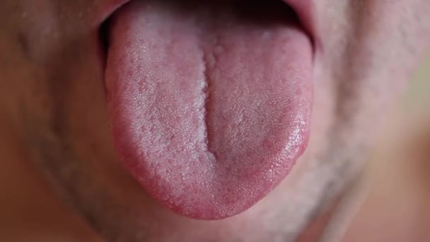 Az ember nyelve egy izmos szerv, ezért folyamatosan mozog.. - Felvétel, videó