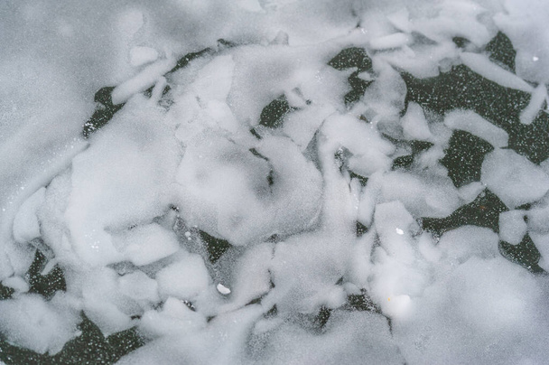 Winterlandschap, ijs op de bron, bevroren water, een broze, transparante kristallijne vaste stof. bron, goed, rill - Foto, afbeelding