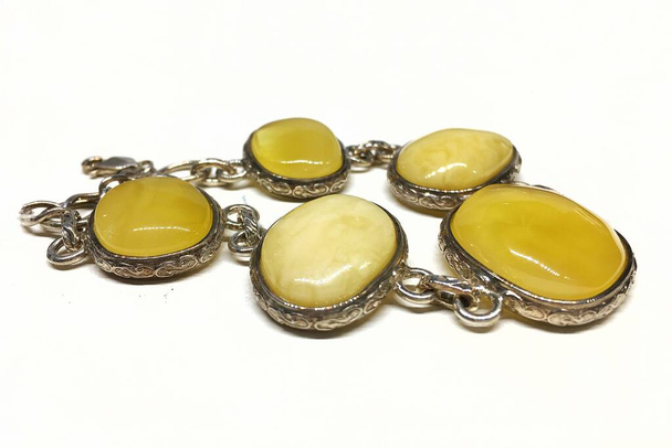 Zilveren armband met gele Baltic amber. Sjabloon voor sieraden winkel ontwerp. - Foto, afbeelding
