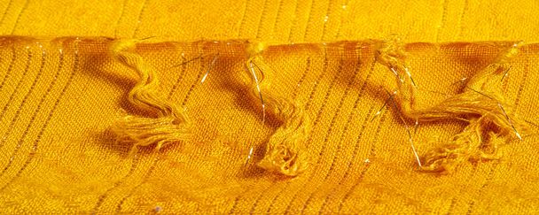 Textura, fundo, padrão, tecido de ouro amarelo com brilho inserido, faixa amarela de listras krypton douradas, tecido de designer - Foto, Imagem