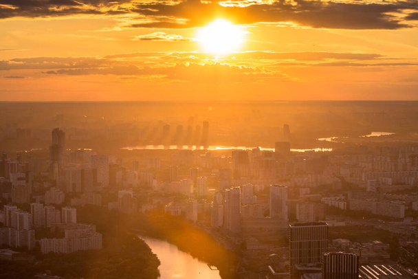 Légi felvétel Moszkva város naplementekor a megfigyelő platform az üzleti központ Moszkva város, Oroszország - Fotó, kép