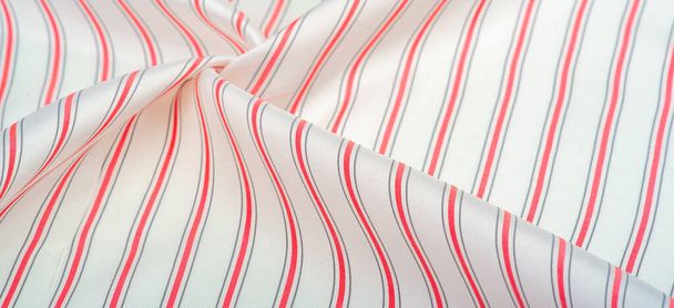 geweven patroon, composiet textiel, dichte zijde stof, wit met rode en grijze lijnen, streep op stof, smalle streep. functie, lijn, streep, streep, spoor, - Foto, afbeelding