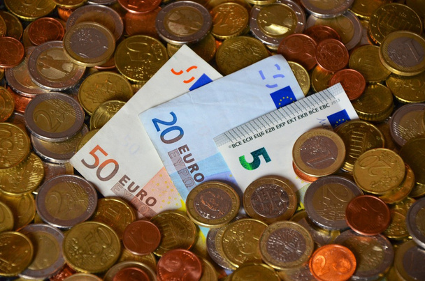 Euroscheine mit Münzen - 写真・画像