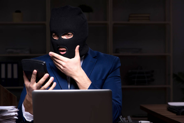Hím alkalmazott lopás információ-ban Hivatal éjszaka idő - Fotó, kép