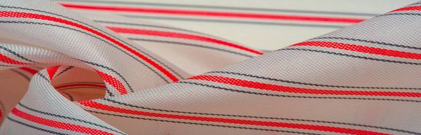 Strukturmuster, Textilverbund, dichter Seidenstoff, weiß mit roten und grauen Linien, Strich auf Stoff, schmaler Streifen. Merkmal, Linie, Strich, Strich, Spur, - Foto, Bild