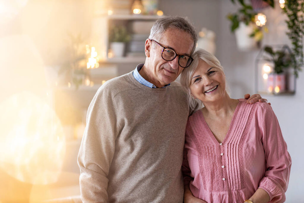 Portrait d'un heureux couple de personnes âgées à la maison  - Photo, image