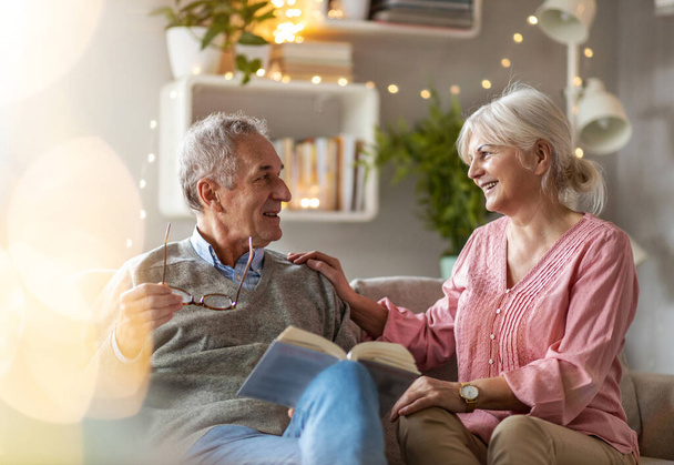 Ritratto di una felice coppia di anziani che si rilassa insieme sul divano di casa
 - Foto, immagini