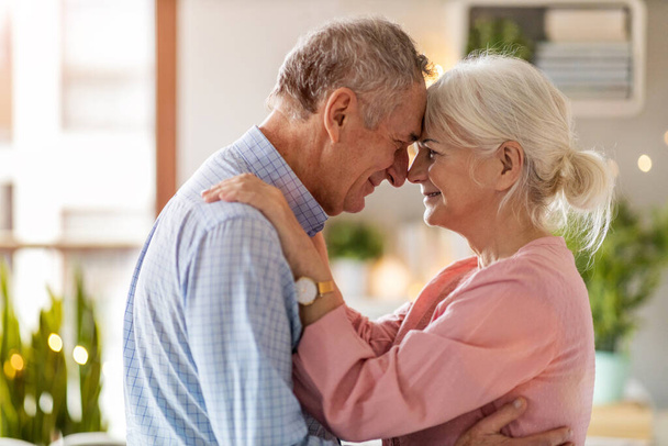 Portret van een gelukkig seniorenpaar thuis  - Foto, afbeelding