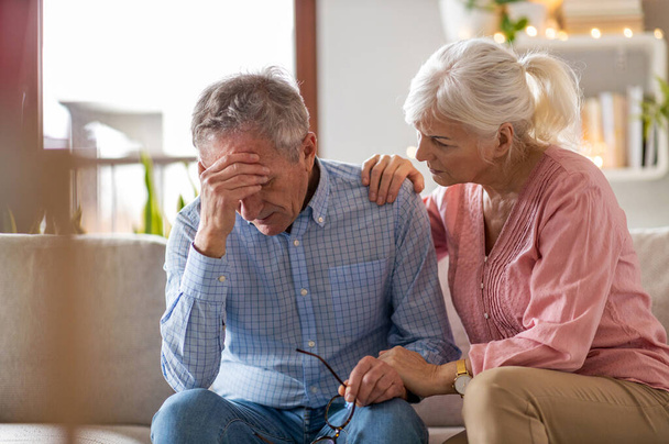 Seniorin tröstet ihren Mann zu Hause - Foto, Bild