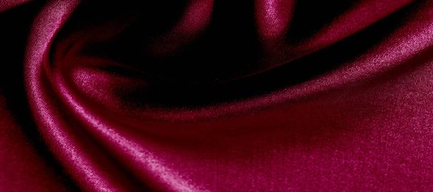 質感と赤い絹の布のパノラマ写真。シルクデューク気分サテン-美しく、法的な。通常のサテンは平均的な重さで手がしっかりしています. - 写真・画像