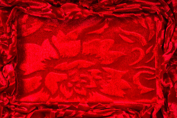 Velours, rotes Tuch. Dieser wunderschöne Stretch-Samtstoff hat einen samtigen Haufen. Mittagsschlaf bringt Flackern und Textur! Es hat einen gestrickten Rücken und ist ideal für die Schaffung eines stilvollen Designs - Foto, Bild