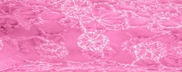 Textur, Hintergrund, Muster, Postkarte, Seidenstoff, weiblicher Amaranth-rosa Schal mit Spitzenwicklern. Verwenden Sie diese fantasievollen Bilder, um Ihre Print- und Digitalmaterialien zu erstellen. - Foto, Bild