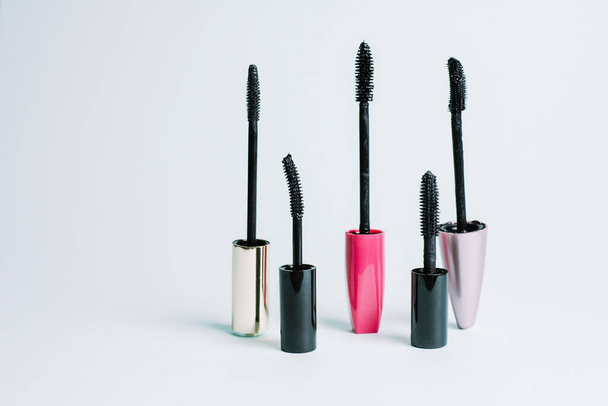 Various mascara brushes on a blue pastel background. The concept of choosing makeup products. - 写真・画像