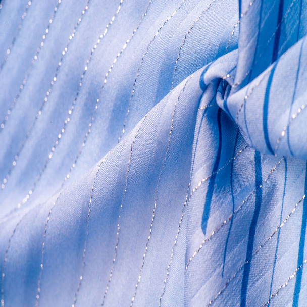 Texture fond design, tissu bleu avec des rayures azur et blanc de lurex, parfait pour un style frais et confortable.  - Photo, image