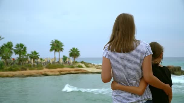 Kıbrıs Rum Kesimi 'nin Ayia Napa kentindeki Latchi Adams Plajı' nda tatilin tadını çıkaran aile. - Video, Çekim