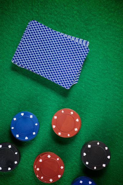 Casino chips stacking on a green felt. - Foto, Imagen