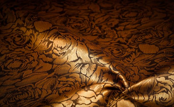 patrón en relieve, textil compuesto, tela de seda de color amarillo, dorado, con un patrón floral, sensaciones visuales inusualmente agradables: resbaladizo, frescura, suavidad; aspecto hermoso, brillo único
; - Foto, Imagen