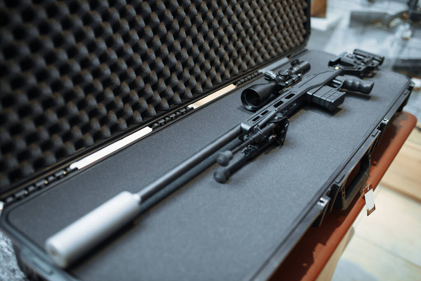 Fusil de sniper avec visée optique en cas de gros plan, armurerie, personne. Euqipment pour les chasseurs sur pied dans le magasin d'armes, la chasse et le sport passe-temps de tir
  - Photo, image