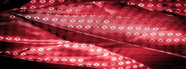 Achtergrond textuur, robijn rode kleur van het weefsel is dun, sterk, zacht, glanzend vezels verkregen door zijderupsen bij de vervaardiging van cocons en gemonteerd voor de vervaardiging van draden en weefsels. - Foto, afbeelding