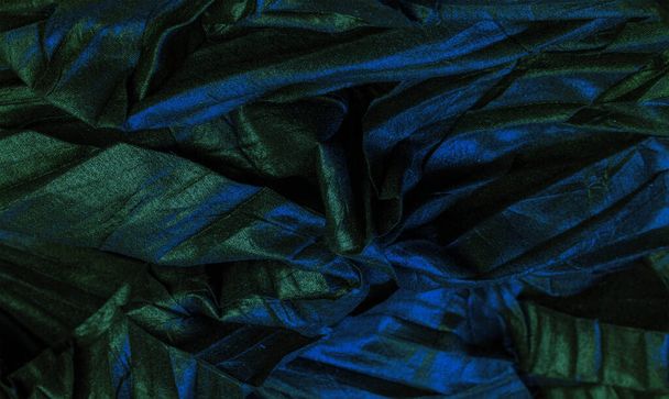 テクスチャ。背景。パターンだ。壁紙。青いエメラルドストライプの黒い絹の生地、しわのある生地 - 写真・画像