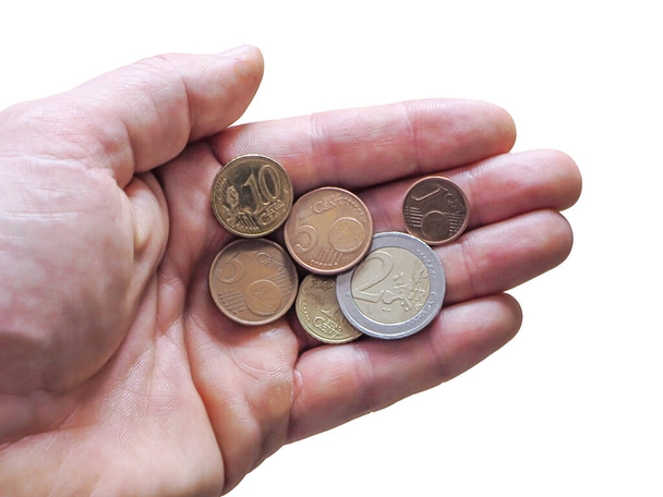 Mano con monedas de euro aisladas sobre fondo blanco
. - Foto, imagen