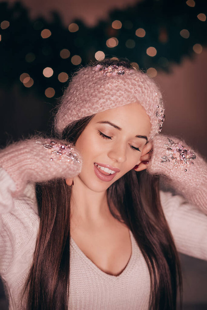 Mulher bonita posando em chapéu de inverno e mitenes
 - Foto, Imagem