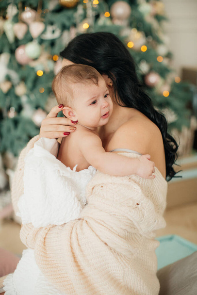 Petite fille mignonne avec mère posant à l'intérieur de Noël
   - Photo, image