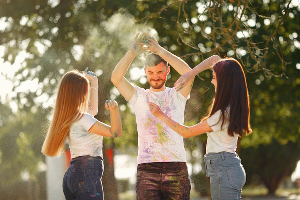 As pessoas se divertem em um parque com tintas holi
 - Foto, Imagem
