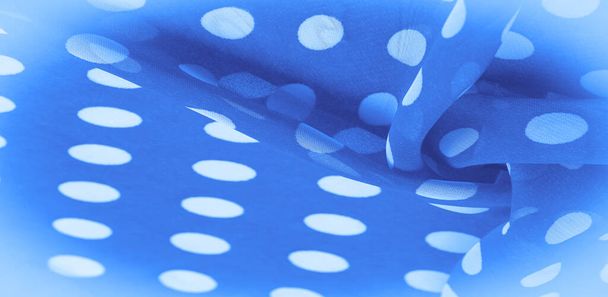 Textura de fondo, adorno decorativo, tela de seda de lunares azules, puntos redondos en tela que tienen una forma o aproximadamente se asemejan a un círculo o cilindro. - Foto, Imagen