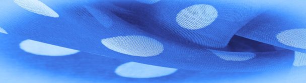 Textura de fondo, adorno decorativo, tela de seda de lunares azules, puntos redondos en tela que tienen una forma o aproximadamente se asemejan a un círculo o cilindro. - Foto, imagen