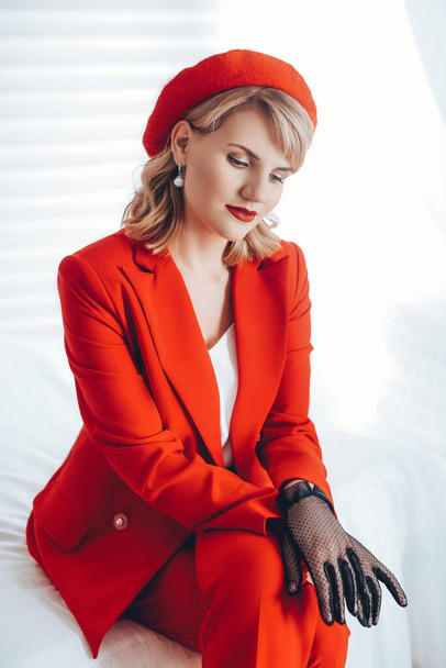 portret pięknej blondynki w czerwonym kostiumie - Zdjęcie, obraz
