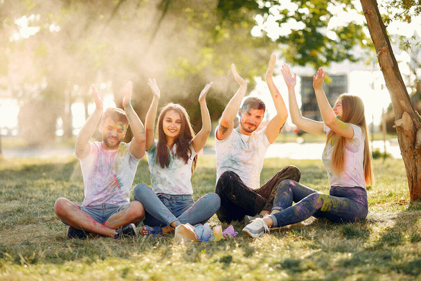 Le persone si divertono in un parco con vernici ad oli
 - Foto, immagini