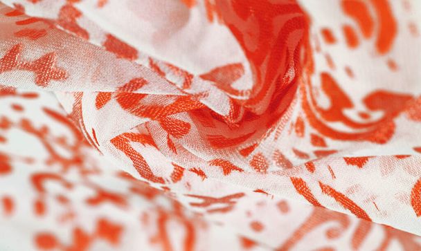 Textura, vzor, kolekce, hedvábná tkanina, dámská šála, červená rubínová pastelka na béžovém pozadí - Fotografie, Obrázek