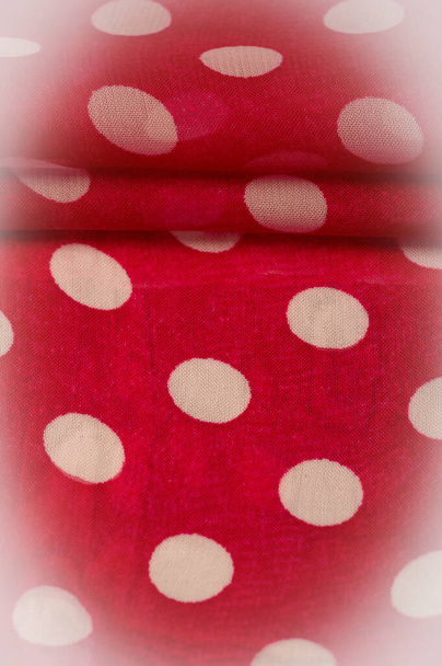Текстура тла, декоративний орнамент, червона точкова тканина полоки в білих крапках, круглі крапки на тканині, подібні або приблизно як коло або циліндр
. - Фото, зображення