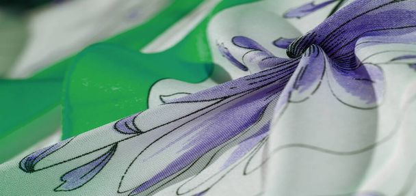 Textur, Hintergrund, Muster, Kollektion, Seidenstoff, Damenschal, weiße Creme mit Blautönen, grüner Rand. - Foto, Bild