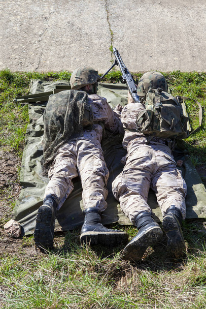 Στρατιώτες εδάφους στο υπαίθριο σκοπευτήριο - Φωτογραφία, εικόνα